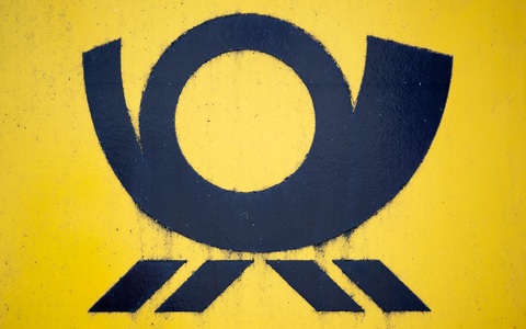 Blick auf einen Briefkasten der Deutschen Post, auf dem das Posthorn-Logo zu sehen ist. - Foto: Hendrik Schmidt/dpa