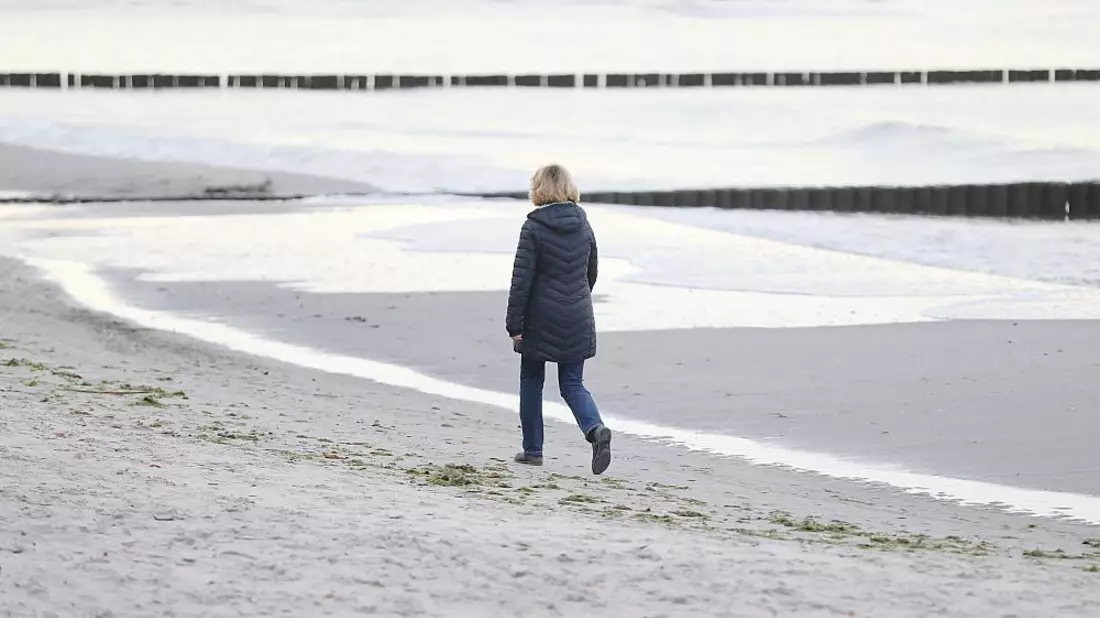 Eine Frau alleine am Strand (Archiv) - Bild: über dts Nachrichtenagentur