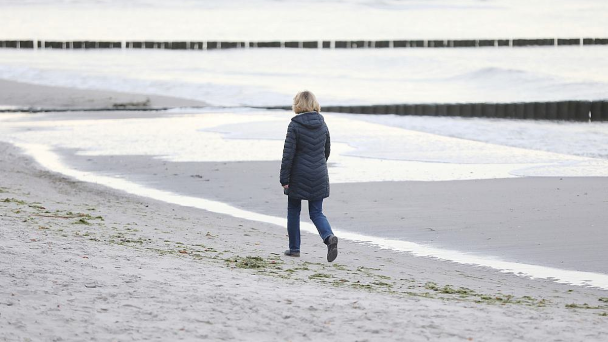 Eine Frau alleine am Strand (Archiv) - Foto: über dts Nachrichtenagentur