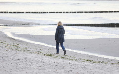 Eine Frau alleine am Strand (Archiv) - Foto: über dts Nachrichtenagentur