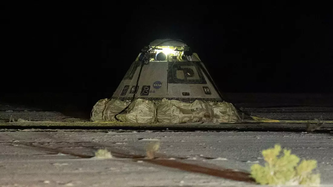 Die «Starliner»-Kapsel nach der Landung: ohne Menschen darin. - Bild: Uncredited/Boeing/AP/dpa