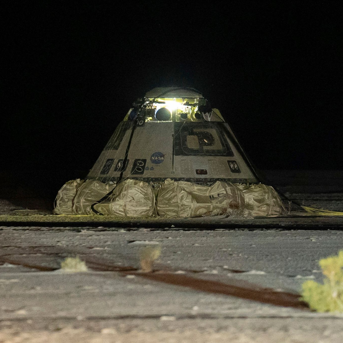 Die «Starliner»-Kapsel nach der Landung: ohne Menschen darin. - Foto: Uncredited/Boeing/AP/dpa
