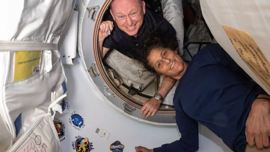 Butch Wilmore (l) und Suni Williams bleiben noch ein paar Monate auf der Internationalen Raumstation. - Bild: Uncredited/NASA/AP/dpa