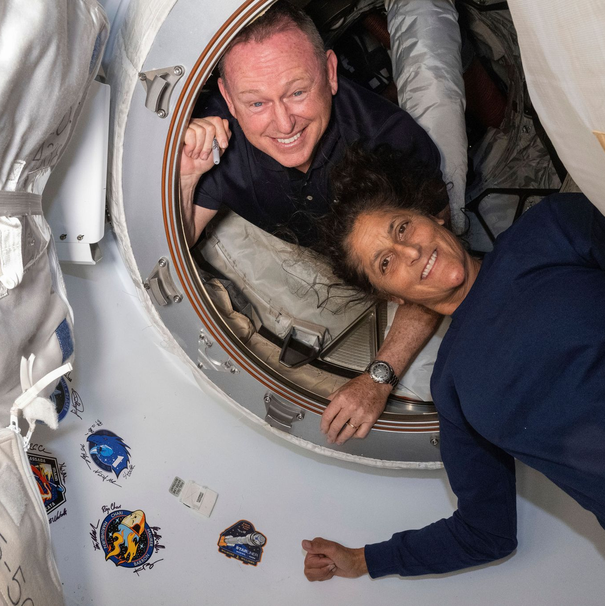 Butch Wilmore (l) und Suni Williams bleiben noch ein paar Monate auf der Internationalen Raumstation. - Foto: Uncredited/NASA/AP/dpa