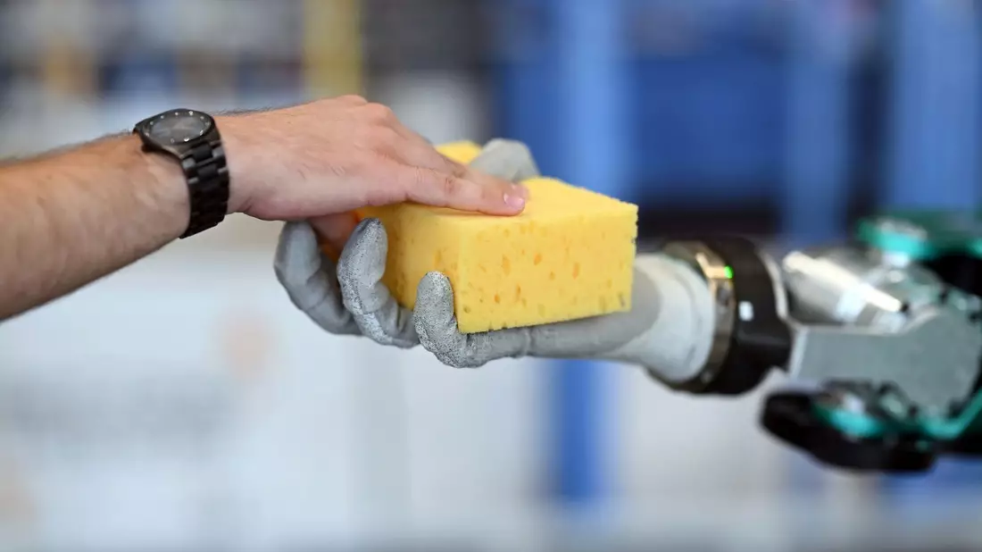 Die Menschen in Deutschland stehen einen Einsatz von Robotern im Gesundheitswesen vergleichsweise offen gegenüber (Symbolbild). - Bild: Uli Deck/dpa
