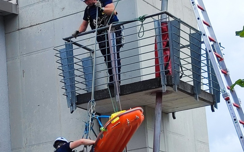 POL-Einsatz: Aktuelle Übung: Polizeihubschrauberstaffel und Höhenretter der Berufsfeuerwehr Stuttgart üben am Steinbruch Erkenbrechtsweiler - Foto: presseportal.de POL-Einsatz: Aktuelle Übung: Polizeihubschrauberstaffel und Höhenretter der Berufsfeuerwehr Stuttgart üben am Steinbruch Erkenbrechtsweiler - Foto: presseportal.de
