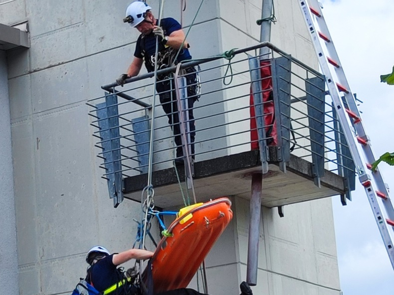 POL-Einsatz: Aktuelle Übung: Polizeihubschrauberstaffel und Höhenretter der Berufsfeuerwehr Stuttgart üben am Steinbruch Erkenbrechtsweiler - Foto: presseportal.de
