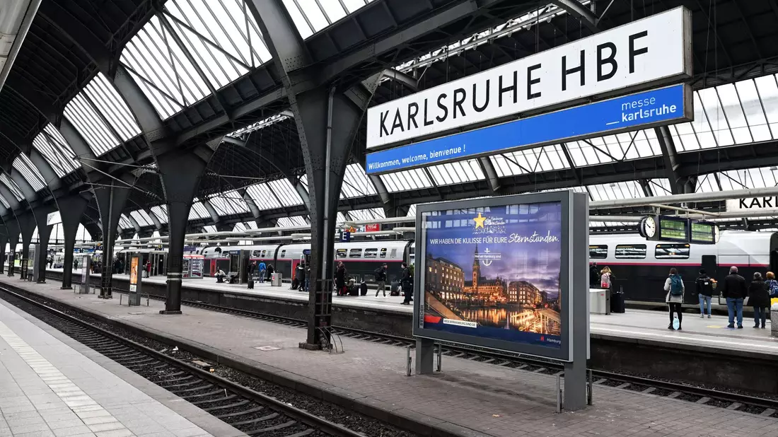 Am Karlsruher Hauptbahnhof kam es am Freitagabend zu einem Messerangriff. (Symbolbild) - Bild: Uli Deck/dpa