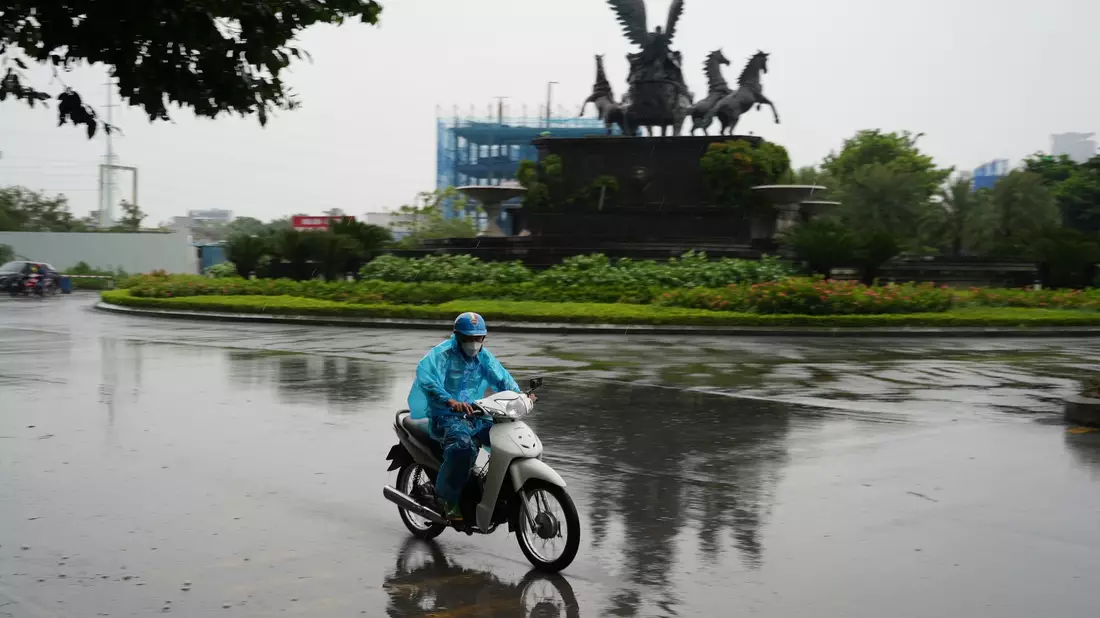 Viele Vietnamesen haben in den Fluten alles verloren (Handout). - Bild: Hau Dinh/AP/dpa