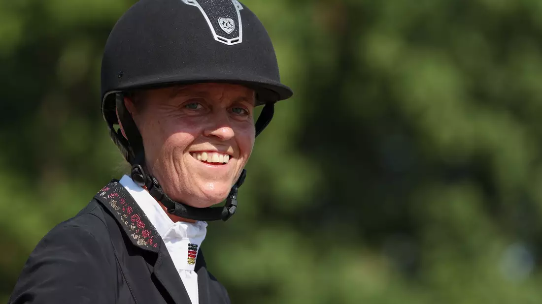 Regine Mispelkamp holt im Dressurreiten drei Medaillen bei den Paralympics. - Bild: Friso Gentsch/dpa