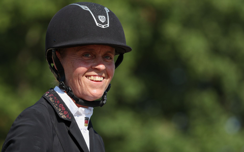 Regine Mispelkamp holt im Dressurreiten drei Medaillen bei den Paralympics. - Foto: Friso Gentsch/dpa