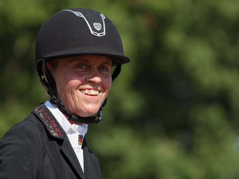 Regine Mispelkamp holt im Dressurreiten drei Medaillen bei den Paralympics. - Foto: Friso Gentsch/dpa