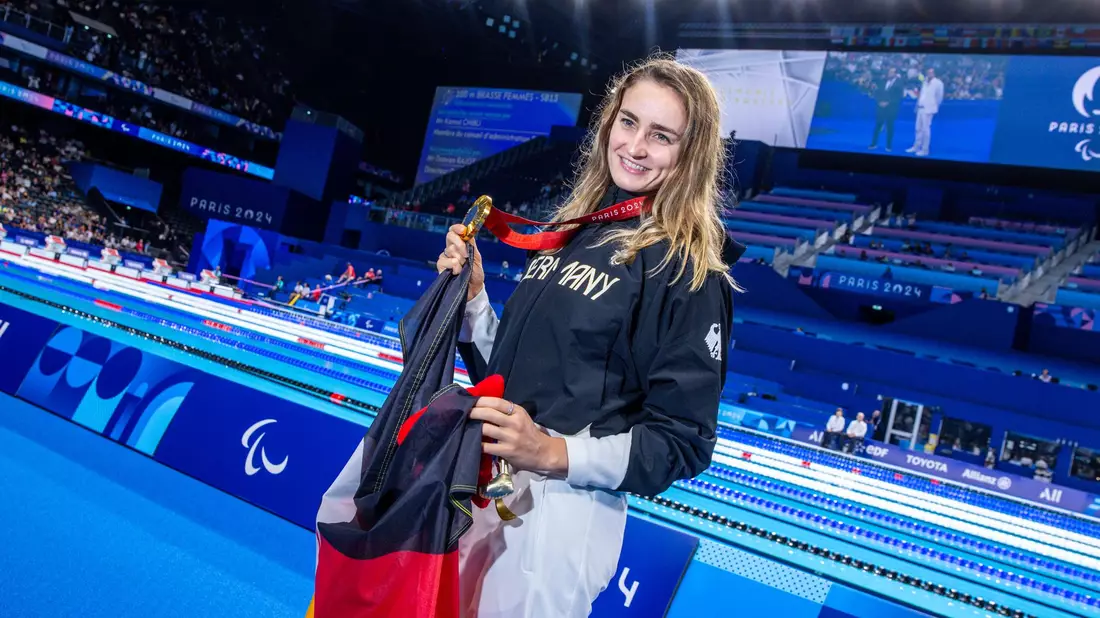 Schwimmerin Elena Semechin hat Gold gewonnen und darf die deutsche Fahne tragen. - Bild: Jens Büttner/dpa