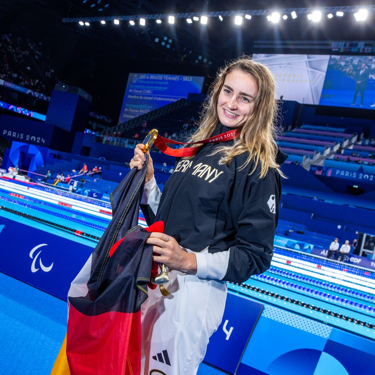 Schwimmerin Elena Semechin hat Gold gewonnen und darf die deutsche Fahne tragen. - Foto: Jens Büttner/dpa