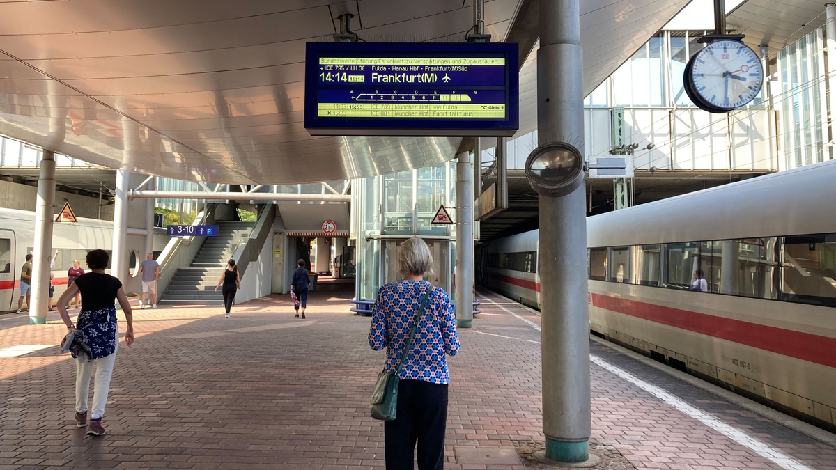 Nach Störung läuft Bahnverkehr wieder an.  - Foto: Verena Schmitt-Roschmann/dpa
