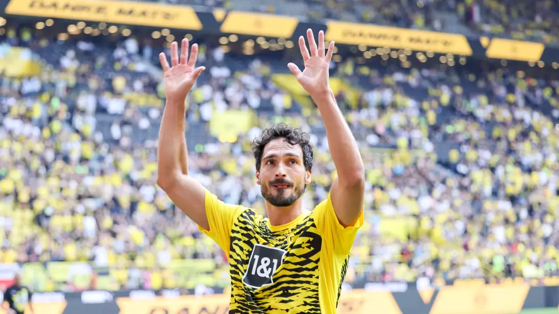 Mats Hummels wurde vor der Dortmunder Südkurve gefeiert - Bild: Christoph Reichwein/dpa