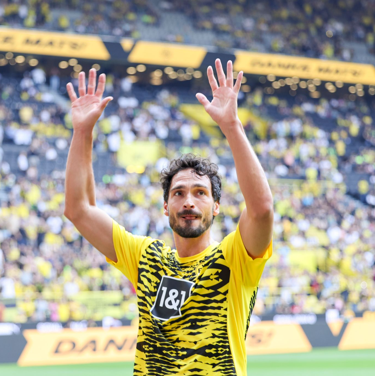 Mats Hummels wurde vor der Dortmunder Südkurve gefeiert - Foto: Christoph Reichwein/dpa