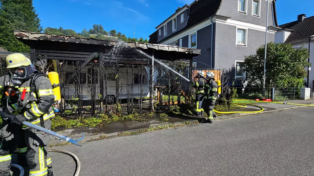 FW-AR: Brand einer Hecke greift auf Carport über - Bild: presseportal.de