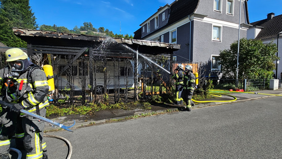 FW-AR: Brand einer Hecke greift auf Carport über - Foto: presseportal.de