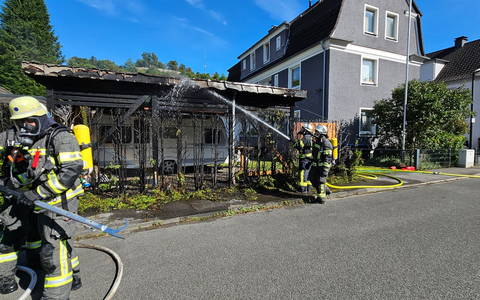 FW-AR: Brand einer Hecke greift auf Carport über - Foto: presseportal.de