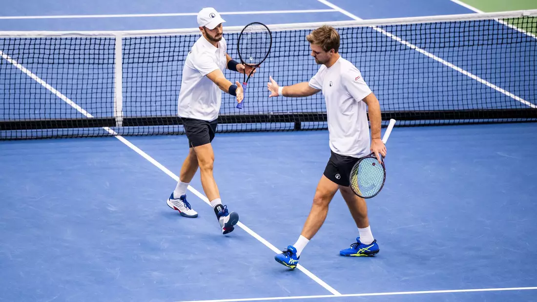 Tim Pütz (l) und Kevin Krawietz verlieren das Finale bei den US Open. - Bild: Marton Monus/dpa