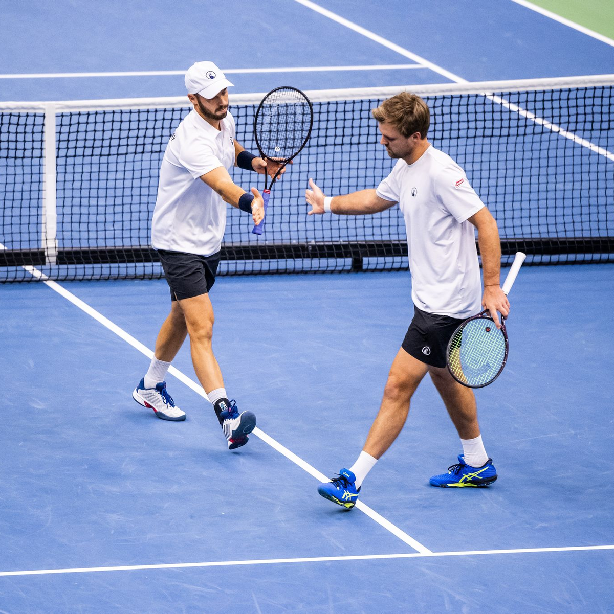 Tim Pütz (l) und Kevin Krawietz verlieren das Finale bei den US Open. - Foto: Marton Monus/dpa