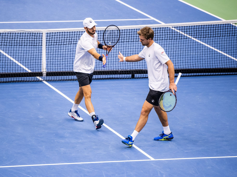 Tim Pütz (l) und Kevin Krawietz verlieren das Finale bei den US Open. - Foto: Marton Monus/dpa