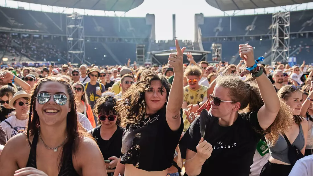 Die Temperaturen lagen zum Auftakt des Festivals bei mehr als 30 Grad. - Bild: Joerg Carstensen/dpa