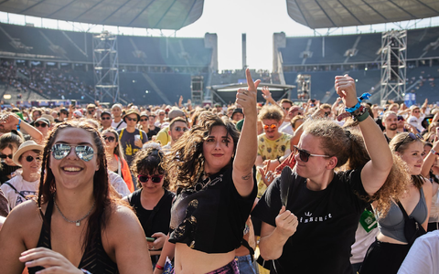Die Temperaturen lagen zum Auftakt des Festivals bei mehr als 30 Grad. - Foto: Joerg Carstensen/dpa