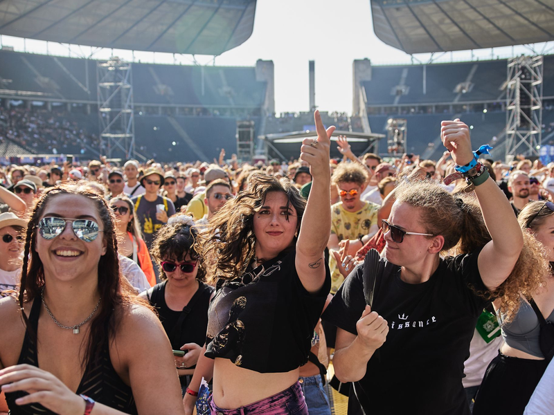 Die Temperaturen lagen zum Auftakt des Festivals bei mehr als 30 Grad. - Foto: Joerg Carstensen/dpa