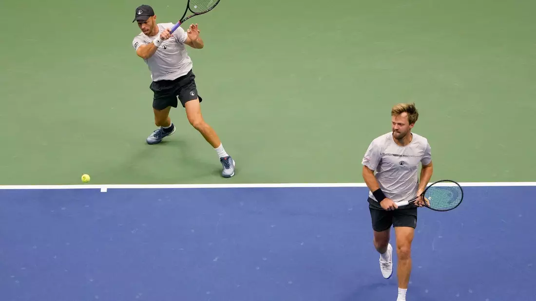 Tim Pütz (r) und Kevin Krawietz werden für die Final-Teilnahme bei den US Open geehrt. Max Purcell (l) und Jordan Thompson freuen sich über die Siegertrophäe. - Bild: Pamela Smith/AP/dpa