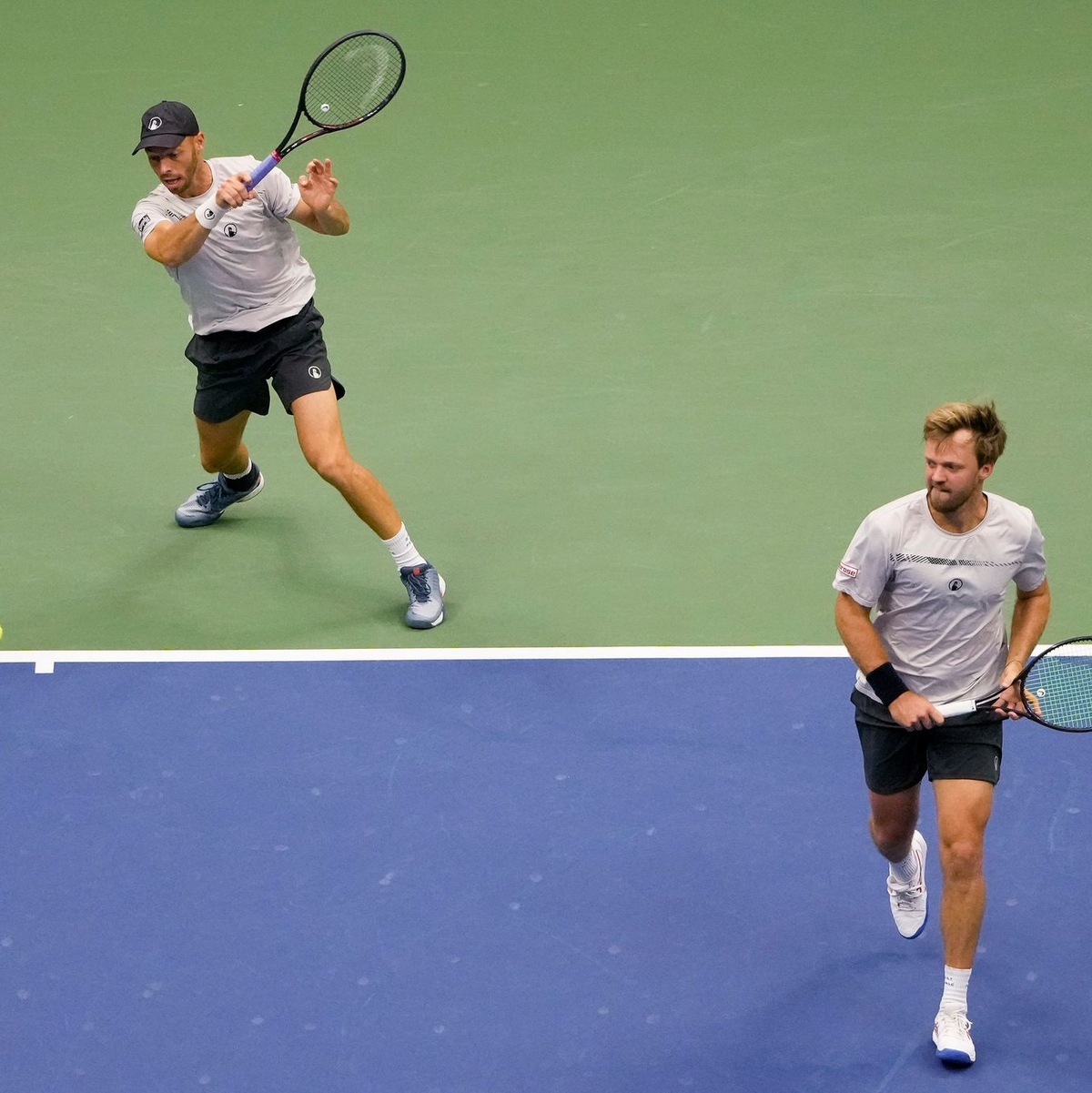 Tim Pütz (r) und Kevin Krawietz werden für die Final-Teilnahme bei den US Open geehrt. Max Purcell (l) und Jordan Thompson freuen sich über die Siegertrophäe. - Foto: Pamela Smith/AP/dpa