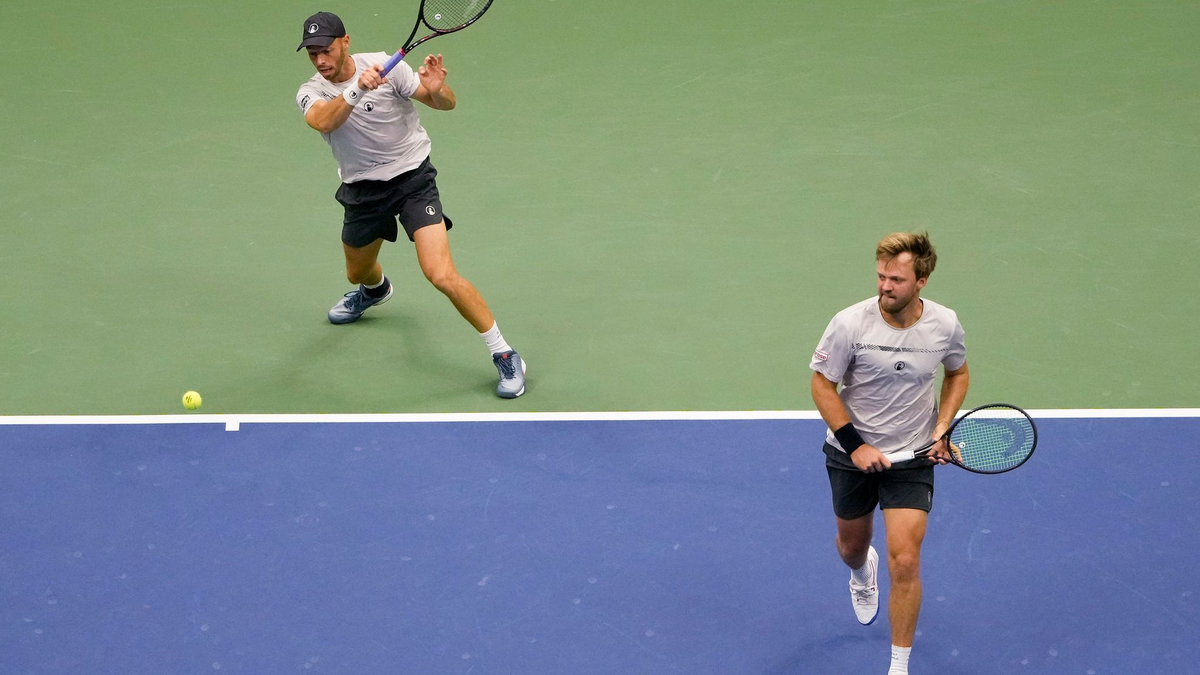Tim Pütz (r) und Kevin Krawietz werden für die Final-Teilnahme bei den US Open geehrt. Max Purcell (l) und Jordan Thompson freuen sich über die Siegertrophäe. - Foto: Pamela Smith/AP/dpa