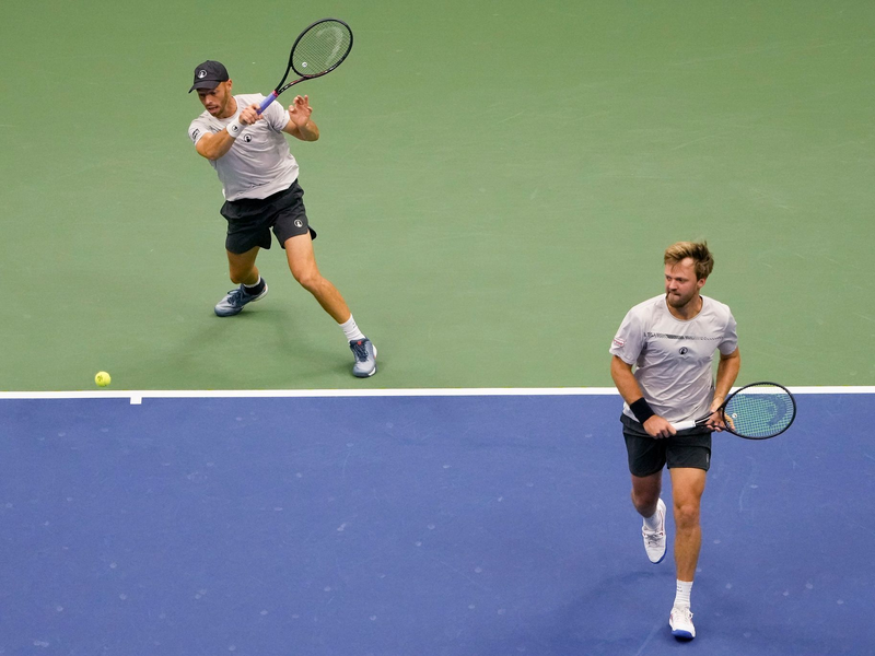 Tim Pütz (r) und Kevin Krawietz werden für die Final-Teilnahme bei den US Open geehrt. Max Purcell (l) und Jordan Thompson freuen sich über die Siegertrophäe. - Foto: Pamela Smith/AP/dpa