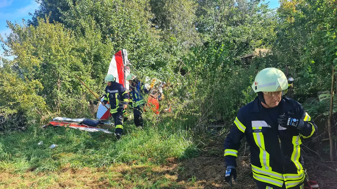 In diesem Wrack eines Kleinflugzeugs ist am Morgen in Gütersloh der 67 Jahre alte Pilot ums Leben gekommen. - Bild: Andreas Eickhoff/dpa