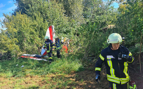 In diesem Wrack eines Kleinflugzeugs ist am Morgen in Gütersloh der 67 Jahre alte Pilot ums Leben gekommen. - Foto: Andreas Eickhoff/dpa