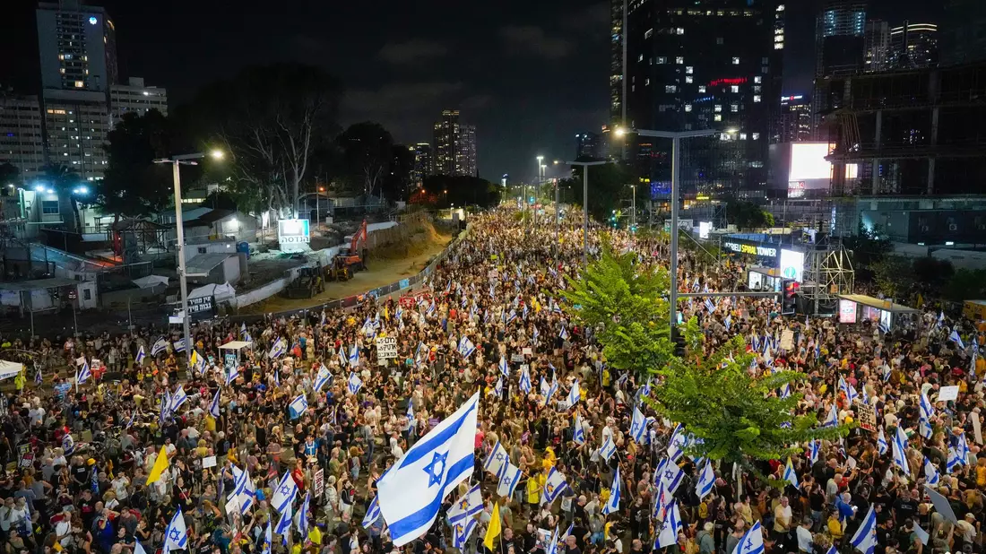 Trotz andauernder Massenproteste hält Israels Regierung an ihrem Kurs fest. - Bild: Ariel Schalit/AP/dpa