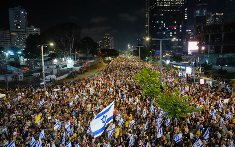 Zehntausende Menschen gingen in Tel Aviv und anderen israelischen Städten auf die Straße, um die Regierung zum Abschluss eines Geisel-Deals zu drängen.  - Foto: Ariel Schalit/AP/dpa