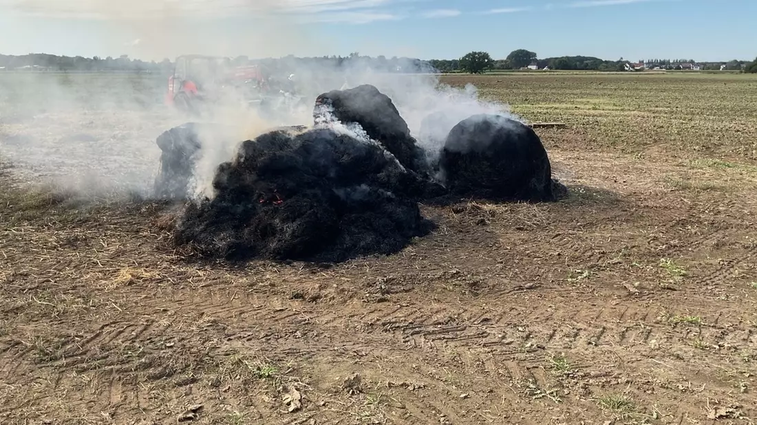 FW-DO: Feuer in Dortmund-Asseln Brand mehrerer Strohballen auf einem Feld - Bild: presseportal.de