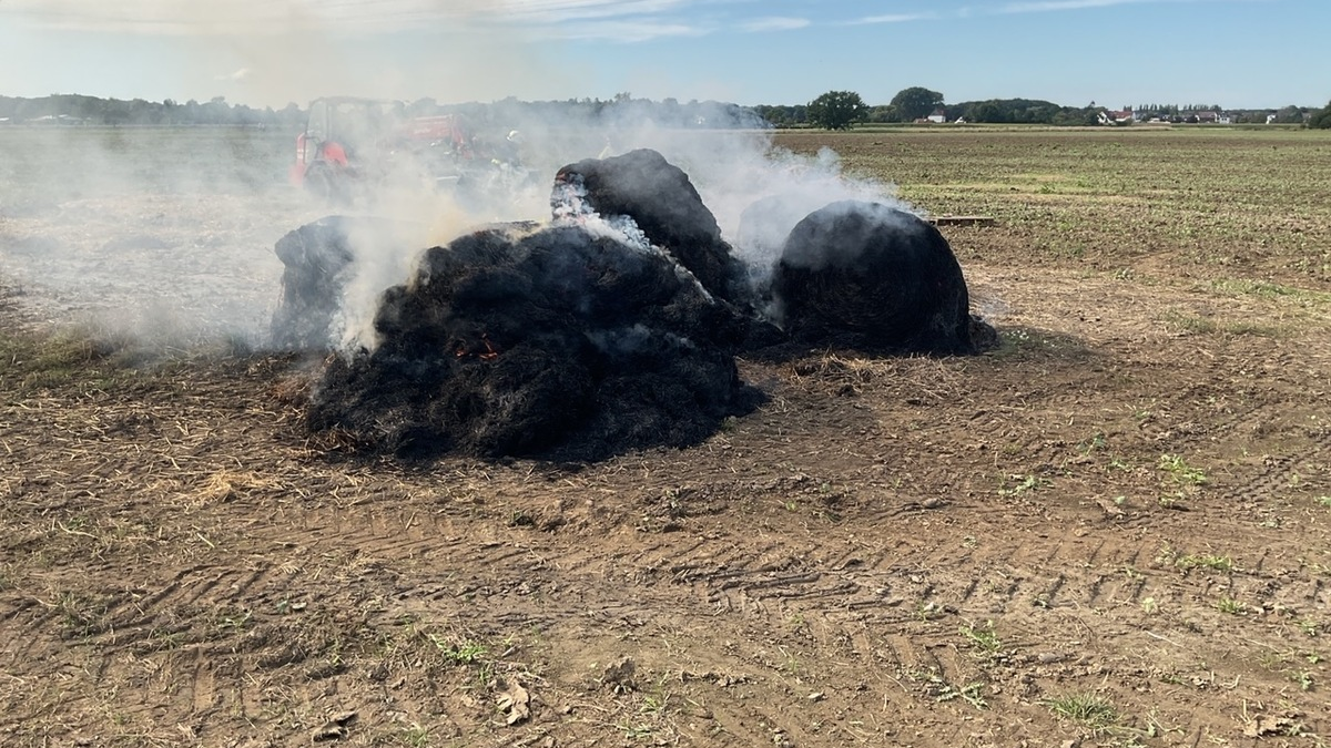 FW-DO: Feuer in Dortmund-Asseln Brand mehrerer Strohballen auf einem Feld - Foto: presseportal.de