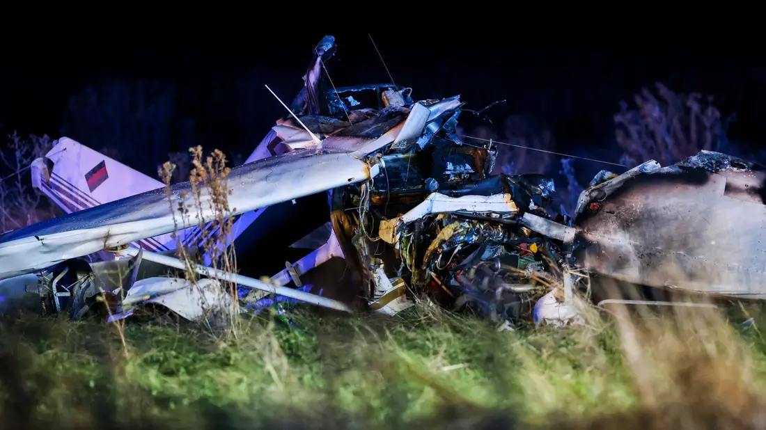 Beim Absturz einer Cessna-Absturz sind zwei Menschen gestorben. - Bild: Christoph Reichwein/dpa