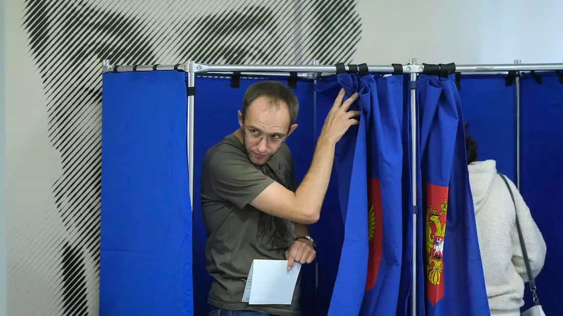 Millionen Menschen sind in Russland zur Regional- und Kommunalwahlen aufgerufen. - Bild: Dmitri Lovetsky/AP/dpa