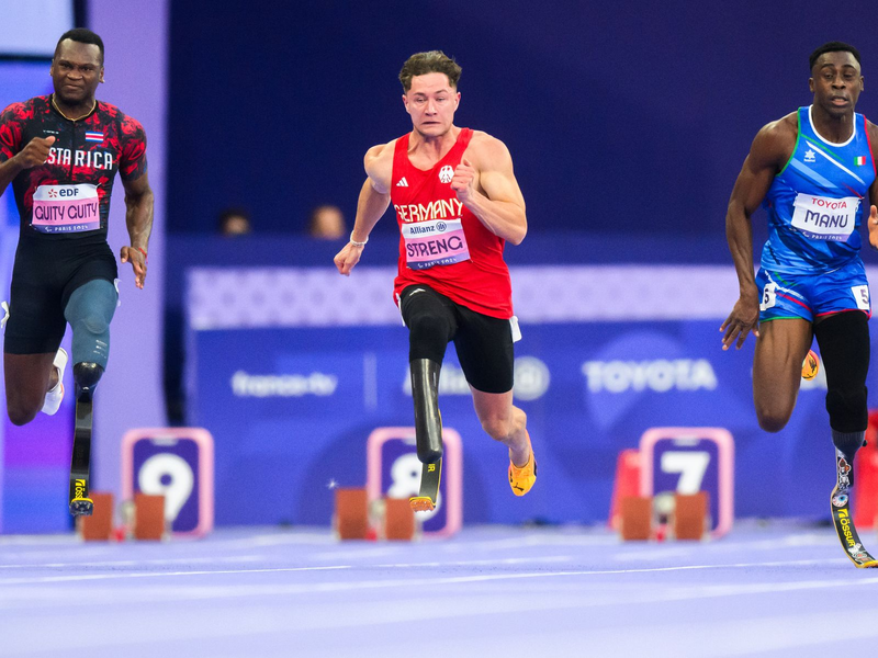 Statt Silber gab es für Felix Streng (m) über die 200 Meter eine Disqualifikation. - Foto: Julian Stratenschulte/dpa