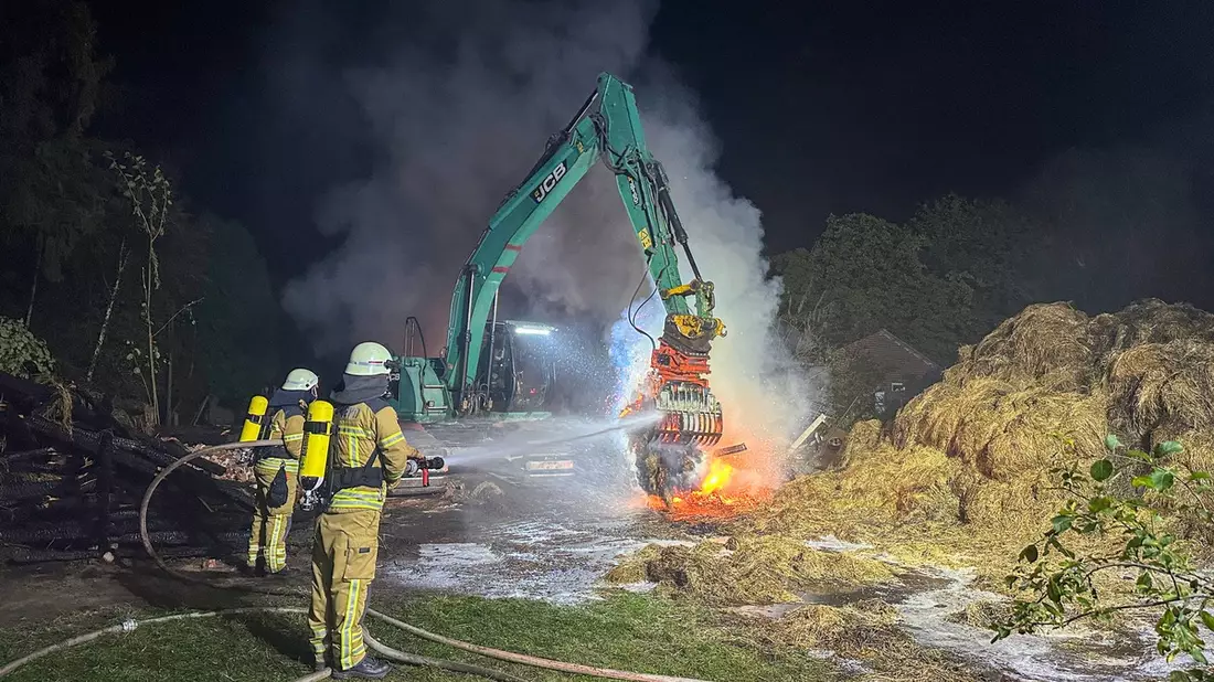 FW Osterholz-Scharm.: 10stündiger Einsatz in Ohlenstedt - Feuerwehr kann Übergreifen der Flammen auf Nachbargebäude verhindern - Bild: presseportal.de