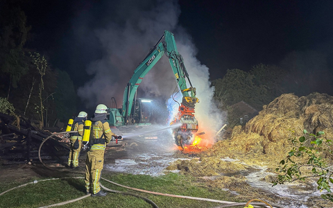 FW Osterholz-Scharm.: 10stündiger Einsatz in Ohlenstedt - Feuerwehr kann Übergreifen der Flammen auf Nachbargebäude verhindern - Foto: presseportal.de