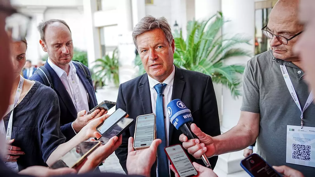 Behelmt bei einem Firmenbesuch. - Bild: Kay Nietfeld/dpa