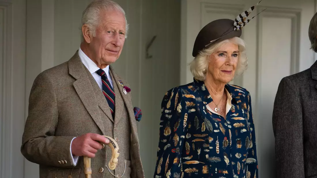König Charles III. ist der Nachfolger von Königin Elizabeth II. Hier steht er zusammen mit Königin Camilla. - Bild: Aaron Chown/PA Wire/dpa