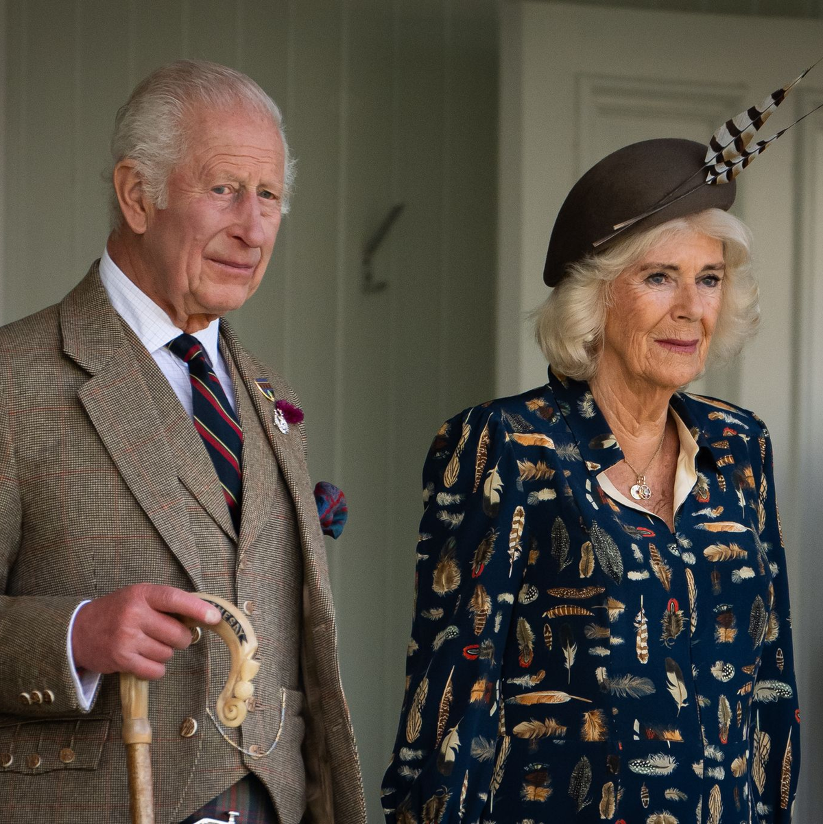 König Charles III. ist der Nachfolger von Königin Elizabeth II. Hier steht er zusammen mit Königin Camilla. - Foto: Aaron Chown/PA Wire/dpa