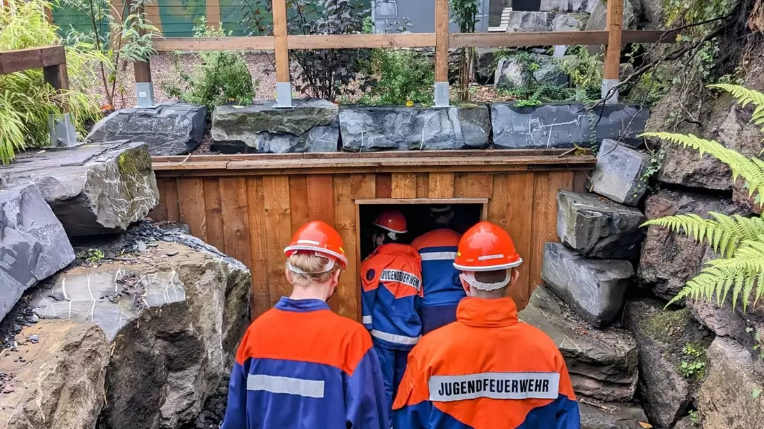 FW-AR: Zug 1 der Jugendfeuerwehr übt an Herdringer Freilichtbühne - Bild: presseportal.de