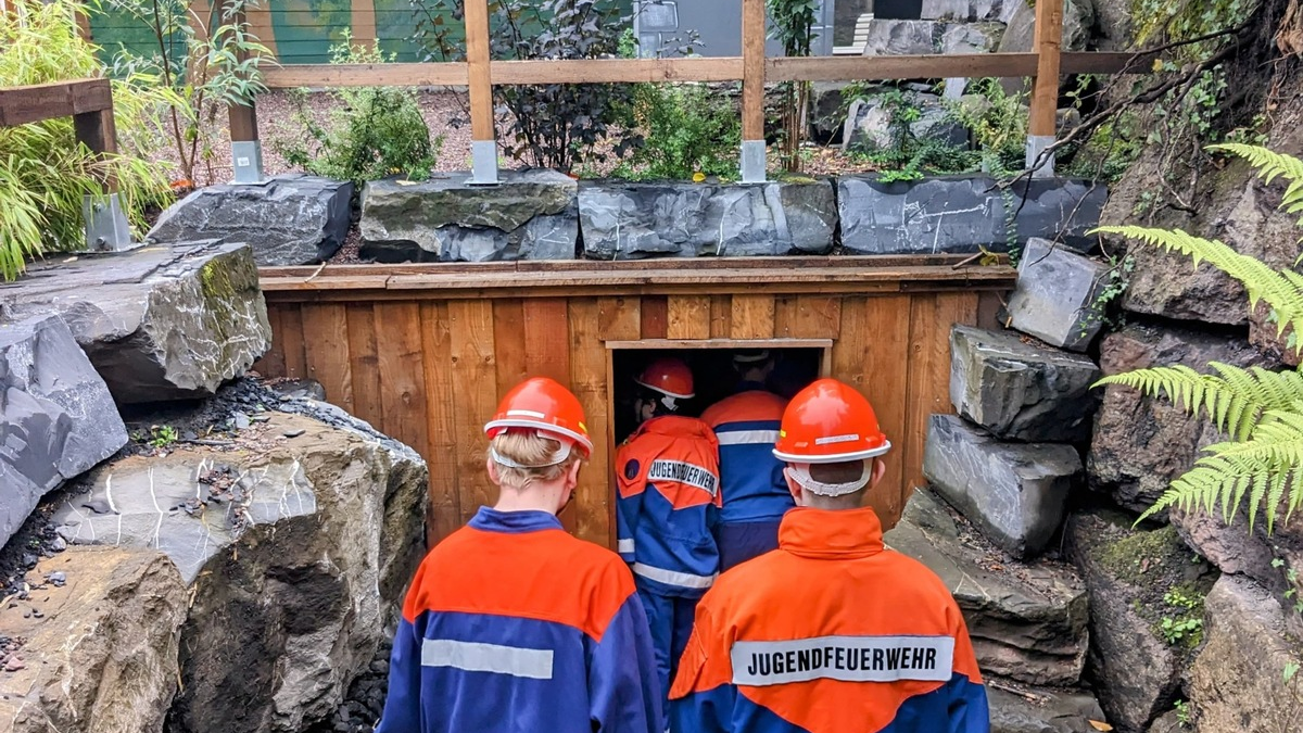 FW-AR: Zug 1 der Jugendfeuerwehr übt an Herdringer Freilichtbühne - Foto: presseportal.de